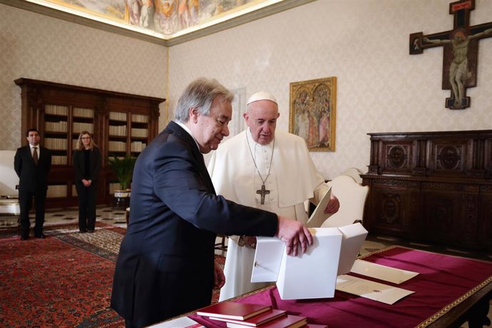 Archivo - El secretario general de Naciones Unidas, António Guterres, con el fallecido Papa Francisco