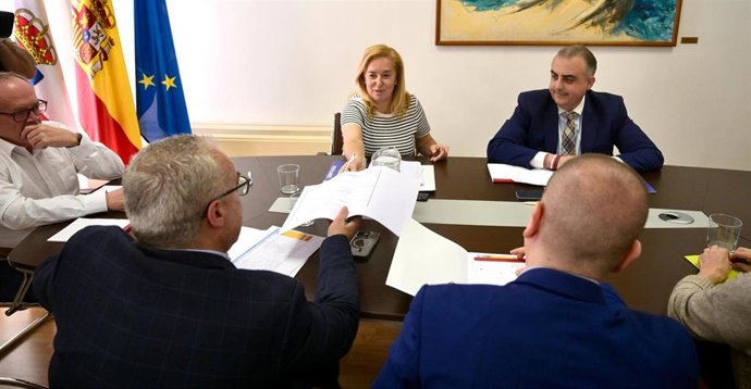 Reunión de representantes de PP y PRC para analizar el grado de cumplimiento de su acuerdo presupuestario