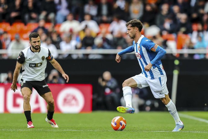 Javi Puado of Espanyol in action during the Spanish league, La Liga EA Sports, football match played between Valencia CF and RCD Espanyol at Mestalla stadium on April 22, 2025, in Valencia, Spain.