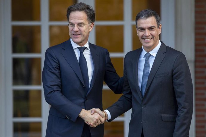 Archivo - Imagen de archivo del presidente del Gobierno español, Pedro Sánchez, junto al secretario general de la OTAN, Mark Rutte, en una recepción en Moncloa