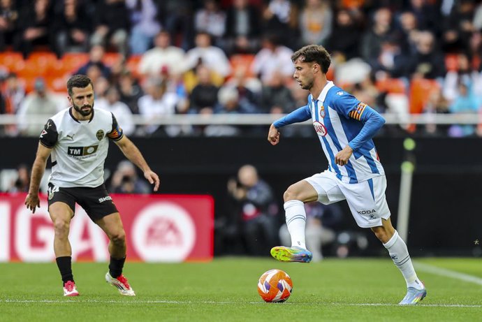 Javi Puado, do Espanyol, em ação durante a partida de futebol do Campeonato Espanhol, La Liga EA Sports, disputada entre Valencia CF e RCD Espanyol no estádio Mestalla em 22 de abril de 2025, em Valência, Espanha.