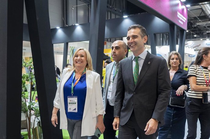 Archivo - El consejero de Agricultura, Pesca, Agua y Desarrollo Rural, Ramón Fernández-Pacheco (d) durante su visita a la Fruit Attraction. A 09 de octubre de 2024, en Madrid (España). (Foto de archivo).