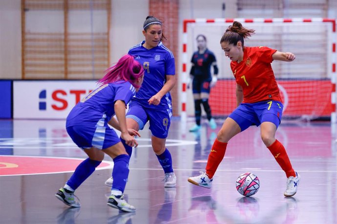 Archivo - Alejandra de Paz Gonzalez of Spain in action during the Women's International Friendly, futsal match played between Spain and Argentina at Pabellon Eva Manguan on November 12, 2024, Mostoles, in Madrid, Spain.