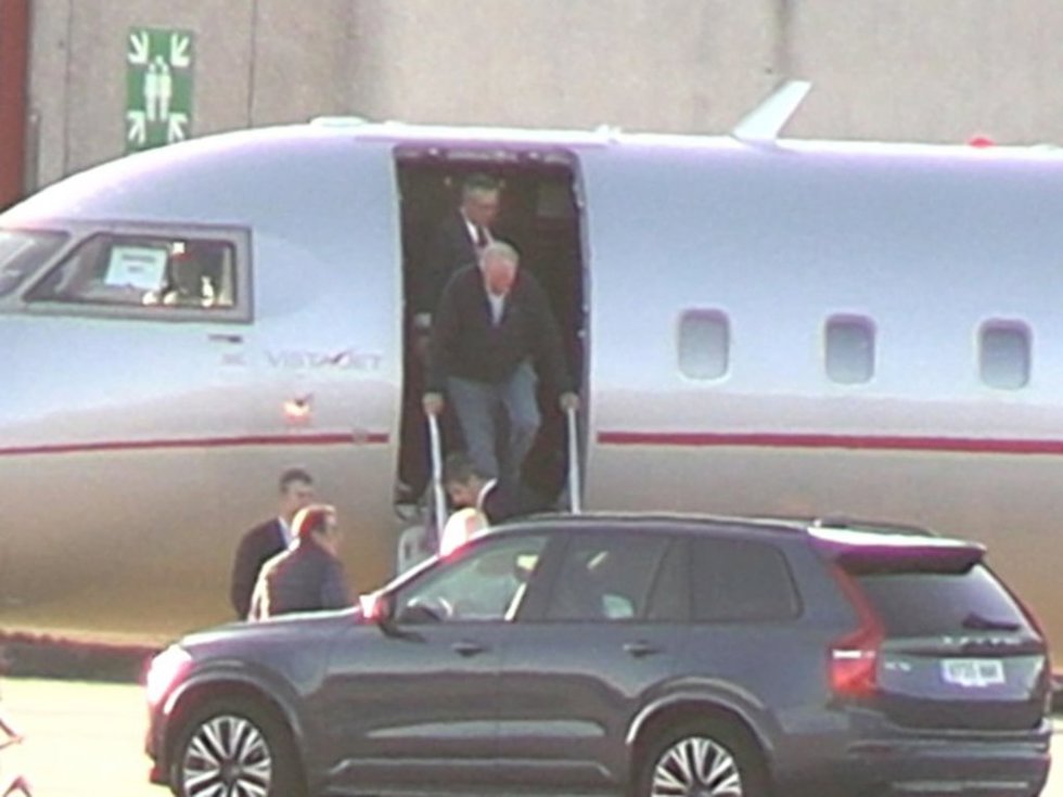 Rey Juan Carlos aterriza en el Aeropuerto de Vigo