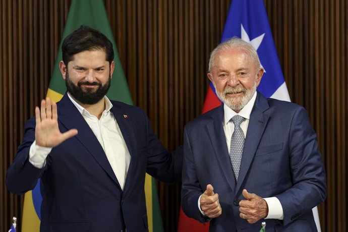 22 de abril de 2025, Brasil, Brasília: O presidente do Brasil, Luiz Inácio Lula da Silva (dir.), recebe o presidente do Chile, Gabriel Boric, para conversas bilaterais no Palácio do Planalto. Foto: Marcelo Camargo/Agência Brasil/dpa - ATENÇÃO: somente par