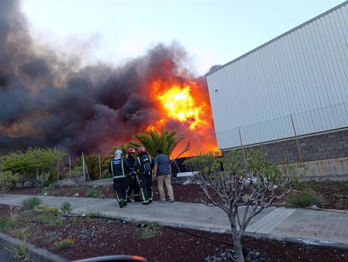Efectivos de Bomberos de Tenerife, en las labores de extinción del incendio de una nave de palets en el polígono industrial de Güímar