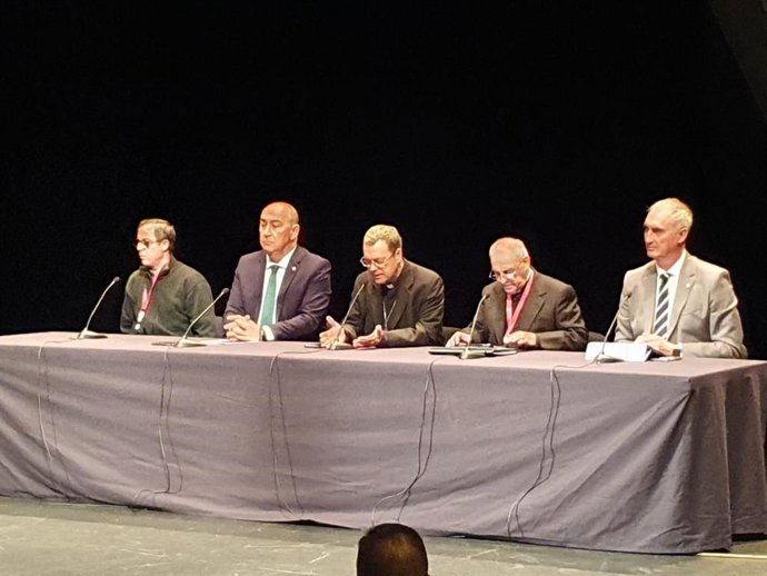 Mesa inaugural de las Jornadas con el deán Rafael de Arcos; el presidente de la Diputación, Miguel Ángel de Vicente; el obispo de Segovia, Jesús Vidal; el presidente de la Confederación de Cabildos, Manuel Montilla, y el alcalde de Segovia, José Mazarías.