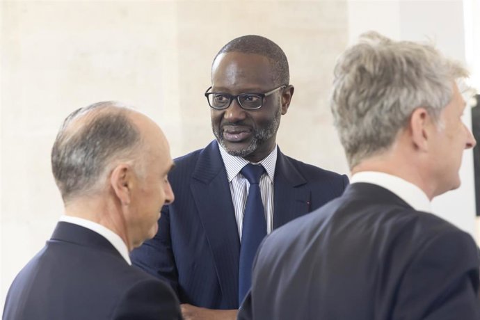 Archivo - El líder del principal partido opositor de Costa de Marfil, Tidjane Thiam (centro)