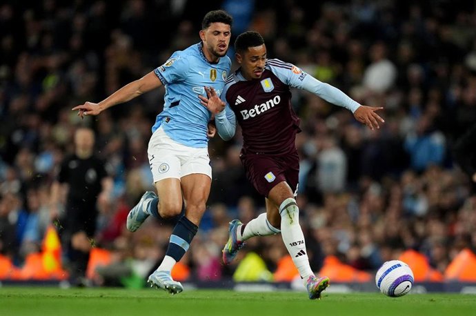 22 April 2025, United Kingdom, Manchester: Manchester City's Matheus Nunes (L) and Aston Villa's Jacob Ramsey battle for the ball during the English Premier League soccer match between Manchester City and Aston Villa at the Etihad Stadium. Photo: Martin R