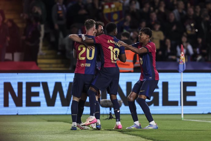 Dani Olmo, do FC Barcelona, comemora um gol com seus companheiros de equipe durante a partida de futebol do campeonato espanhol, La Liga EA Sports, disputada entre o FC Barcelona e o RCD Mallorca no Estadi Olimpic Lluis Companys em 22 de abril de 2025 em 