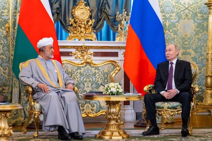 O presidente russo Vladimir Putin e o sultão de Omã, Haitham bin Tariq al Said
