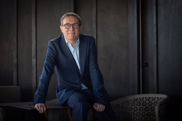 Archivo - El escritor Luisgé Martín posa a la cámara tras recibir el 38 Premio Herralde de Novela, en el Hotel Condes de Barcelona, Catalunya, (España), a 2 de noviembre de 2020. 