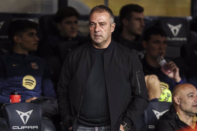 Hansi Flick, técnico do FC Barcelona, observa durante a partida de futebol do campeonato espanhol, La Liga EA Sports, disputada entre o FC Barcelona e o RCD Mallorca no Estadi Olimpic Lluis Companys em 22 de abril de 2025 em Barcelona, Espanha.