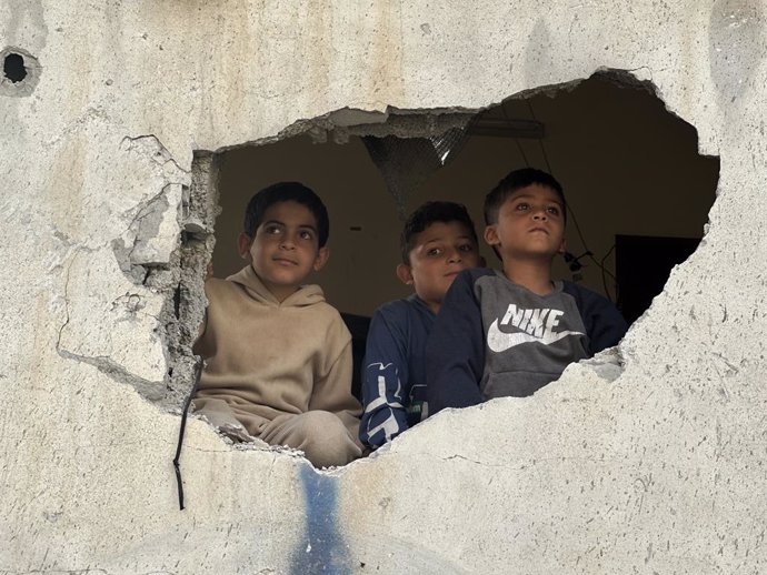 22 de abril de 2025, Khan Yunis, Faixa de Gaza, Território Palestino: Palestinos inspecionam a área entre os escombros de edifícios destruídos após o ataque israelense à família Dahliz, que matou três pessoas, incluindo uma criança, na cidade de Khan Yuni