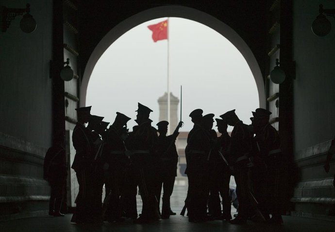 Archivo - June 4, 2007, BEIJING, CHINA: Chinese People's Liberation Army soldiers stand ready to lower the national flag at sunset on Tiananmen Square in Beijing, China on June, 04, 2007.  On June 4, 1989, People's Liberation Army troops and tanks crushed