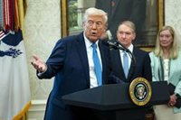 Trump afirma que no tiene "ninguna intención de cesar" al presidente de la Reserva Federal