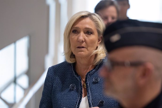 31 de março de 2025, Paris, França, França: Marine Le Pen, presidente do grupo parlamentar do partido de extrema direita francês Rassemblement National (RN), chega ao tribunal de Paris para o veredicto de seu julgamento por suspeita de desvio de fundos pú