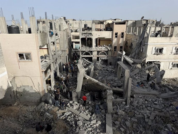 22 de abril de 2025, Khan Yunis, Faixa de Gaza, Território Palestino: Palestinos inspecionam a área entre os escombros de edifícios destruídos após o ataque israelense à família Dahliz, que matou três pessoas, incluindo uma criança, na cidade de Khan Yuni