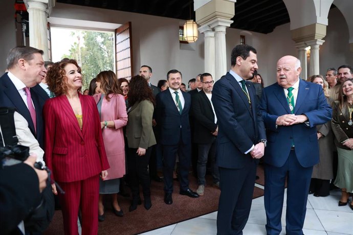 Archivo - La vicepresidenta primera del Gobierno y secretaria general del PSOE-A, María Jesús Montero; el presidente de la Junta, Juanma Moreno, y el del Parlamento andaluz, Jesús Aguirre, asisten al pleno institucional del 28F. (Foto de archivo de 2025).