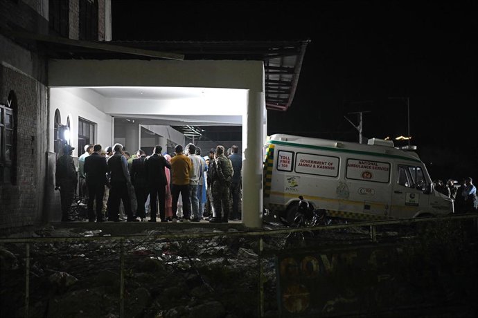 Ambulancias esperan fuera de un hospital para trasladar los cuerpos de los fallecidos tras un atentado terrorista en contra terroristas en Pahalgam, en la parte india de Cachemira