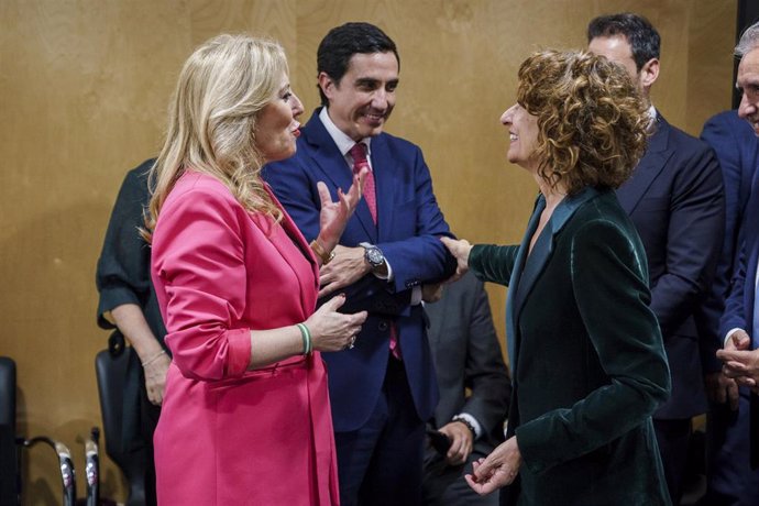 Archivo - La vicepresidenta primera del Gobierno y ministra de Hacienda, María Jesús Montero (d), y la consejera de Economía, Hacienda y Fondos Europeos de la Junta de Andalucía, Carolina España (i), en el CPFF, a 26 de febrero de 2025. (Foto de archivo).