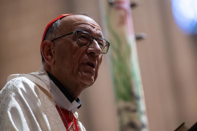 El cardenal elector y arzobispo de Barcelona, Juan José Omella, oficia la misa de Pascua en la Catedral de Barcelona, a 21 de abril de 2025, en Barcelona, Catalunya (España)