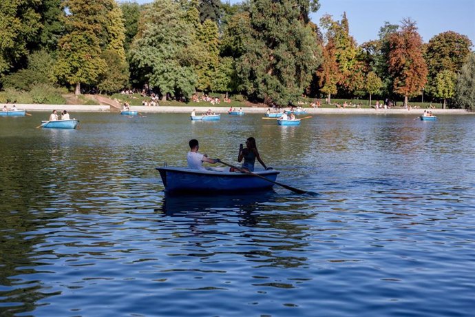 Archivo - Varias personas montan en barcas en el parque del Retiro, en Madrid (España). 