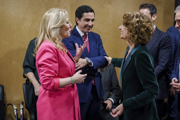 Archivo - Arquivo - A Primeira Vice-Presidente do Governo e Ministra das Finanças, María Jesús Montero (à direita), e a Ministra da Economia, Finanças e Fundos Europeus do Governo Regional da Andaluzia, Carolina España (à esquerda), no CPFF, em 26 de feve