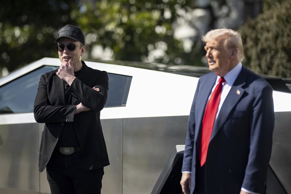 Archivo - El presidente de EEUU, Donald Trump, recibe el multimillonario Elon Musk y varios de sus vehículos Tesla en la Casa Blanca