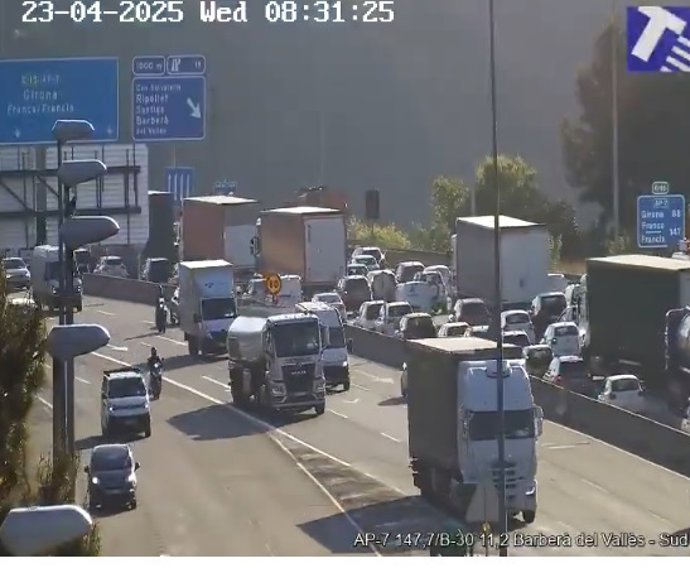 La AP-7 en Barberà del Vallès (Barcelona) en sentido norte hacia Girona acumula 14,5 kilómetros de colas