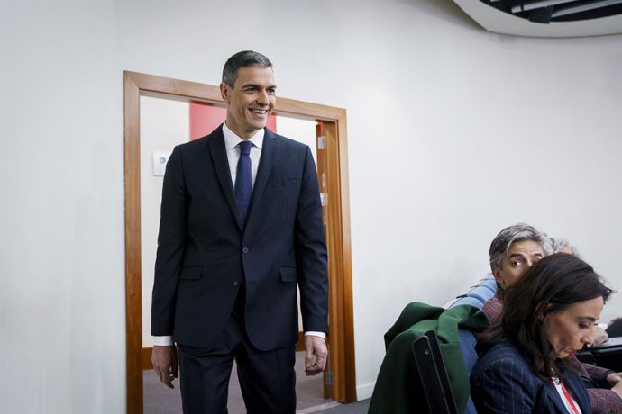 O Presidente do Governo, Pedro Sánchez, em sua chegada ao Palácio Moncloa, em 22 de abril de 2025, em Madri (Espanha). O Presidente do Governo anunciou o aumento dos gastos com defesa comprometidos com a OTAN para atingir