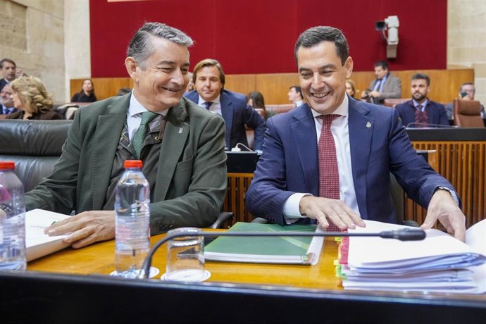 Archivo - El presidente de la Junta de Andalucía, Juanma Moreno (d) y el consejero de presidencia, Antonio Sanz (i) a su llegada al Debate sobre el Estado de la Comunidad. A 11 de diciembre de 2024, 