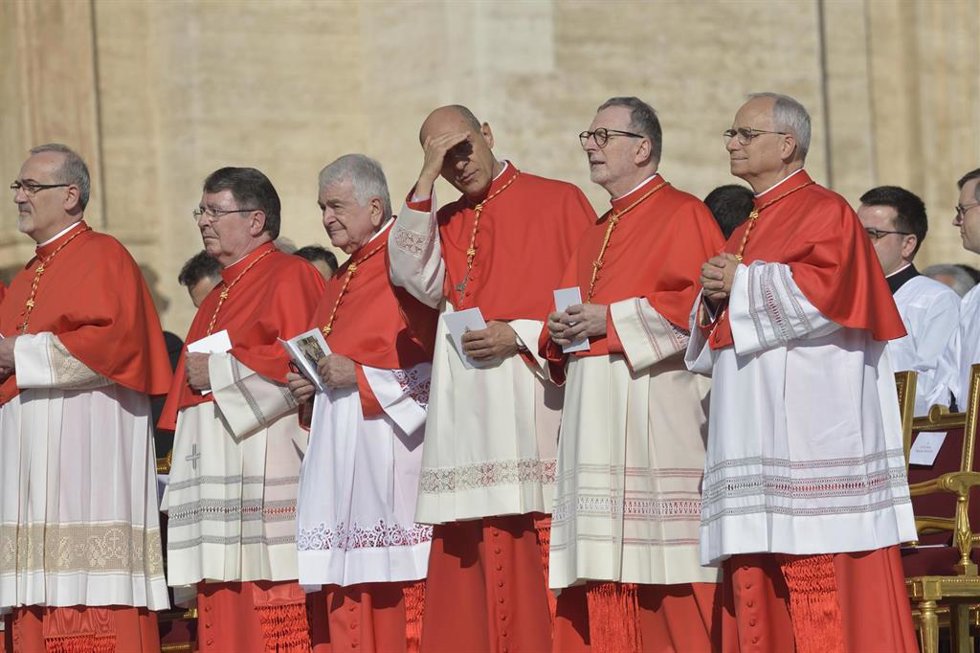 Archivo - El nuevo cardenal y obispo de Ajaccio, Franois-Xavier Bustillo (3d), en el acto de nombramiento de cardenales, en la basílica vaticana de San Pedro, a 30 de septiembre de 2023, en Roma, (Italia).