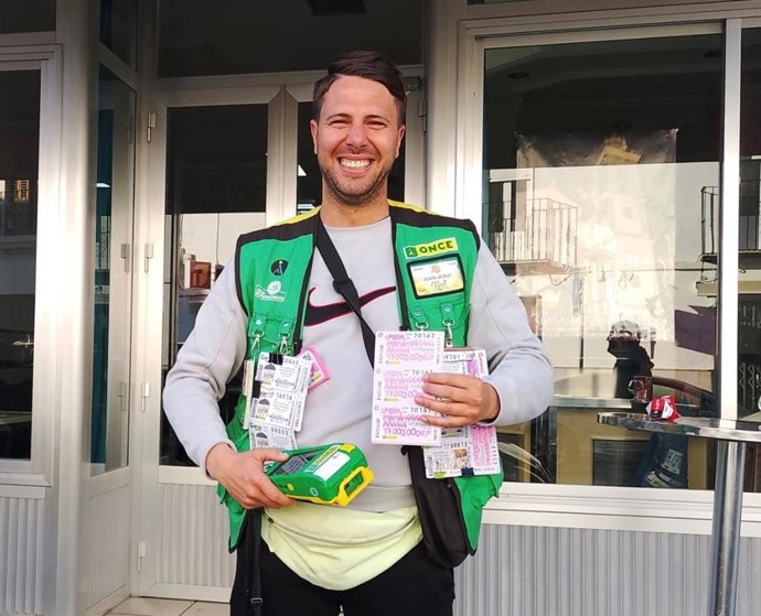 El vendedor Juan Jesús Rodríguez tras dar premios por valor de 815.000 euros en Gilena