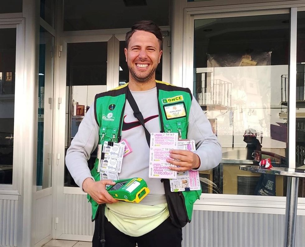 El vendedor Juan Jesús Rodríguez tras dar premios por valor de 815.000 euros en Gilena