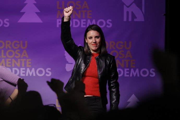 La eurodiputada de Podemos, Irene Montero, interviene en un acto de Podemos, en el espacio social y cultural Nau Bostik, a 9 de abril de 2025, en Barcelona, Cataluña (España). Este acto precede la Quinta Asamblea del partido, que serán los próximos vierne