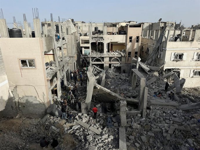 22 de abril de 2025, Khan Yunis, Faixa de Gaza, Território Palestino: Palestinos inspecionam a área entre os escombros de edifícios destruídos após o ataque israelense à família Dahliz, que matou três pessoas, incluindo uma criança, na cidade de Khan Yuni