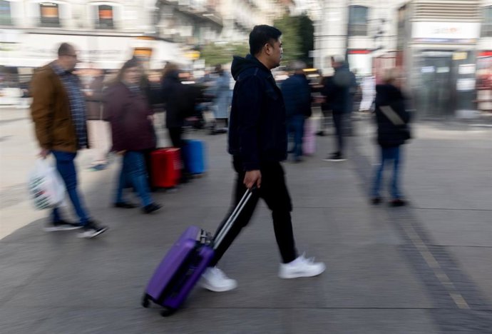 Archivo - Un turista en la Puerta del Sol, a 29 de noviembre de 2024, en Madrid (España).