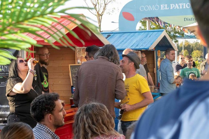 Asistentes al evento de la segunda edición de la 'Primavera Cervecera' en el centro comercial El Faro