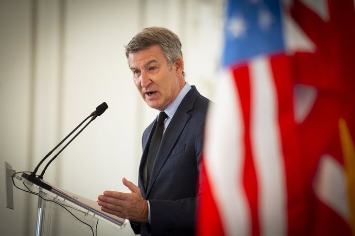 O presidente do PP, Alberto Núñez Feijóo, fala em um café da manhã organizado pela Câmara de Comércio dos EUA na Espanha, em 23 de abril de 2025, em Madri (Espanha).