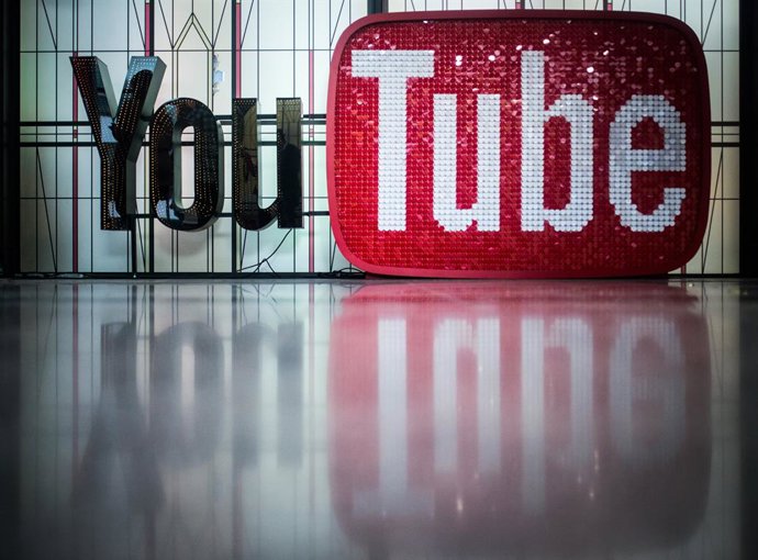 Archivo - FILED - 07 de dezembro de 2017, Berlim: O logotipo do portal de vídeos YouTube é visto no YouTube Space Berlin. Foto: Sophia Kembowski/dpa