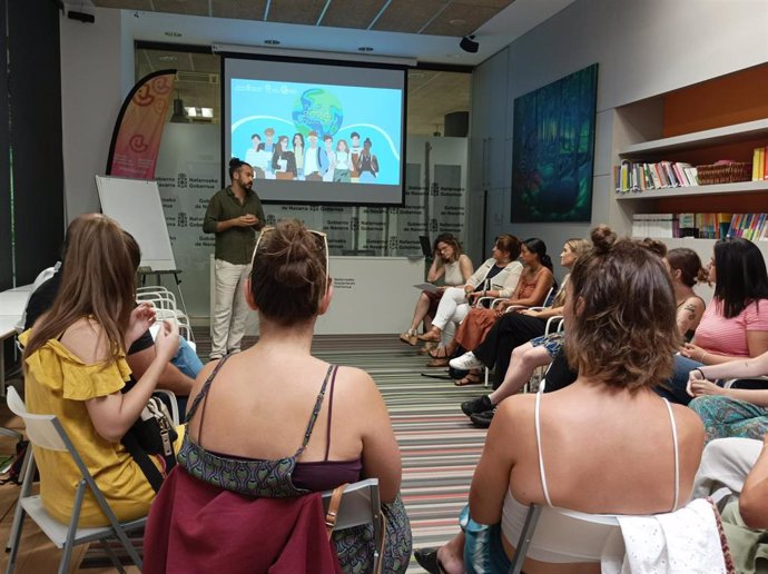 Acción de formación en el Instituto Navarro de la Juventud con jóvenes cooperantes participantes del programa en 2024.