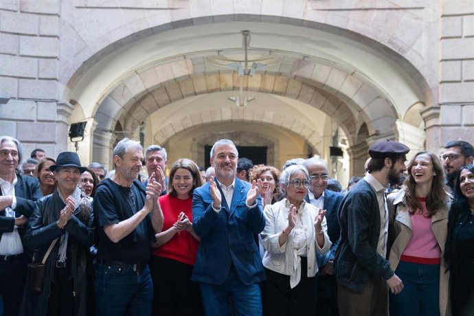 Fotografía de familia en el Palau de la Virreina, donde se ha celebrado el tradicional desayuno de la Diada de Sant Jordi