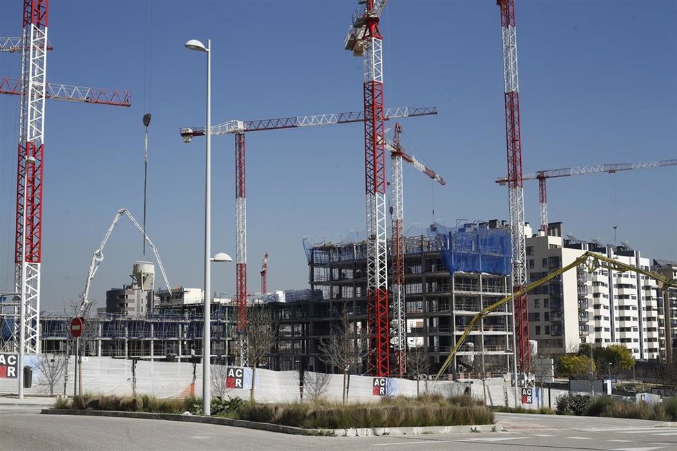 Archivo - Imagen de archivo de viviendas en construcción.