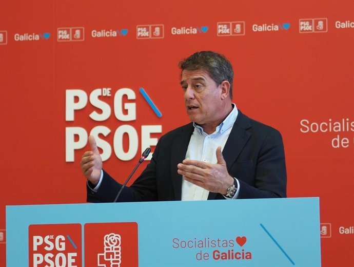 O secretario xeral do PSdeG, José Ramón Gómez Besteiro, en rolda de prensa