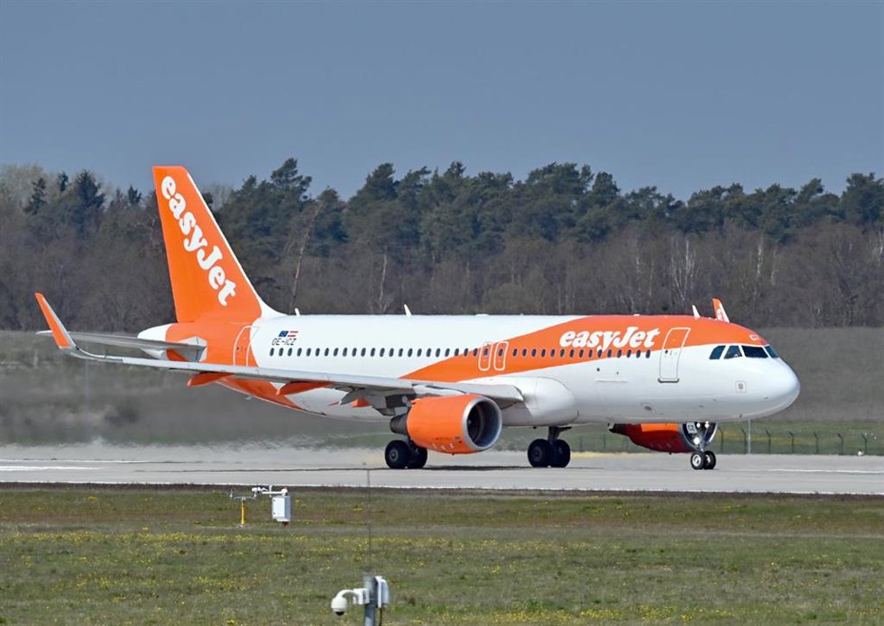 Archivo - FILED - 28 April 2021, Brandenburg, Schoenefeld: A passenger plane of the British airline easyJet stands on the southern runway of the capital's airport Berlin Brandenburg BER before takeoff.