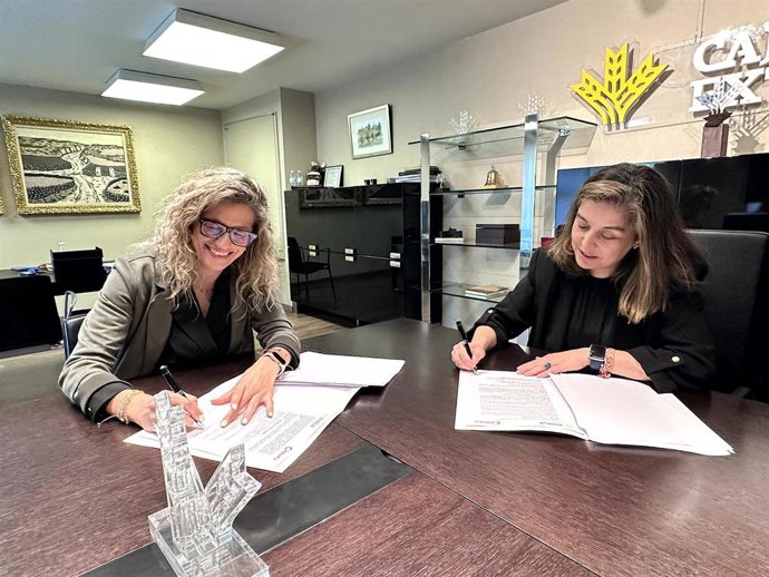 La directora general de Caja Rural de Extremadura, Rocío Morales, y la directora de Estrategia y Operaciones de la Cámara de Badajoz, Sandra Soriano, firman la renovación de convenio