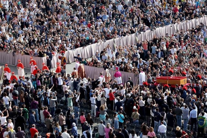 23 April 2025, Vatican, Vatican City: The body of Pope Francis transported in an open coffin across St. Peter's Square to St. Peter's Basilica, where he will be laid out for three days. Photo: Christoph Reichwein/dpa