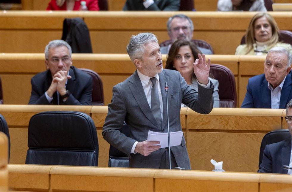 El ministro del Interior, Fernando Grande-Marlaska, interviene durante una sesión de control en el Senado, a 8 de abril de 2025, en Madrid (España).