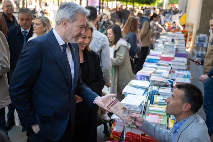 El presidente del Gobierno de Aragón, Jorge Azcón, visita a los libreros en el paseo Independencia de Zaragoza, con motivo del Día de San Jorge.